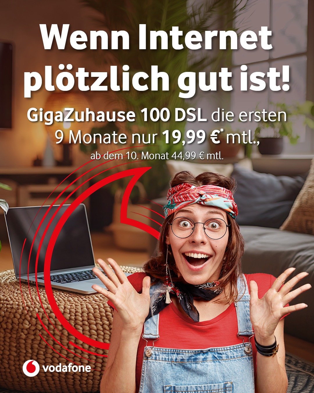 GigaZuhause 100 DSL die ersten 9 Monate nur 19,99 € - Frau mit Laptop freut sich